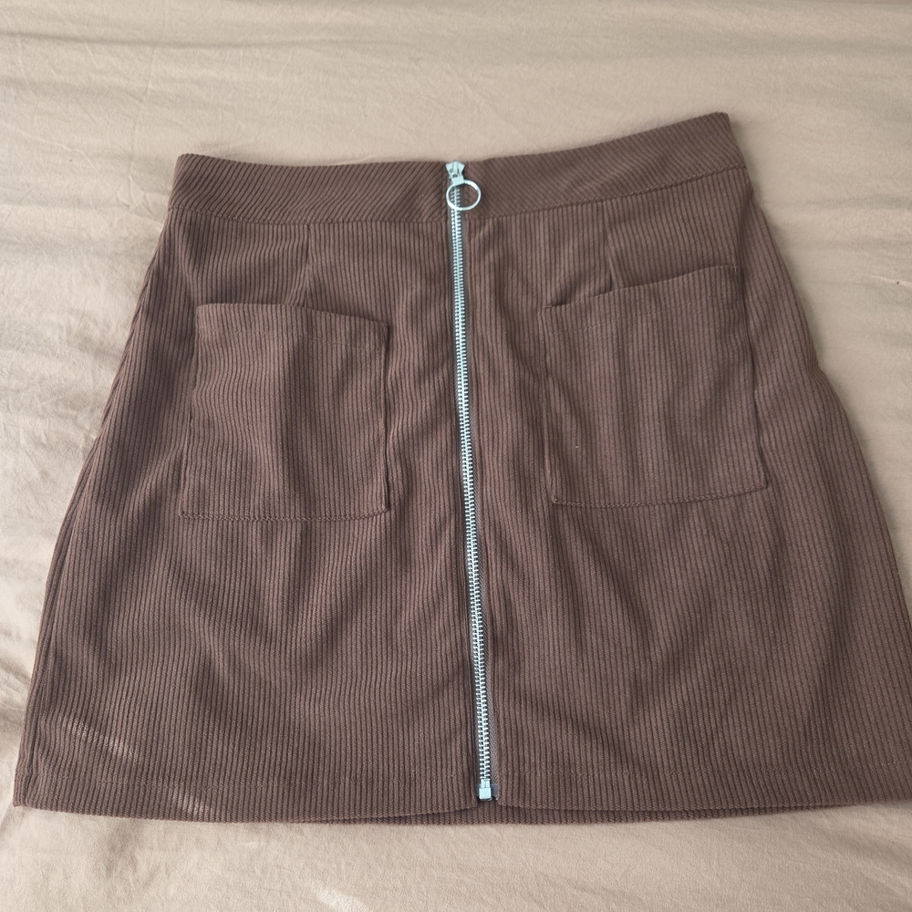 Ribbed Front-Zip Mini Courdory Skirt in Brown